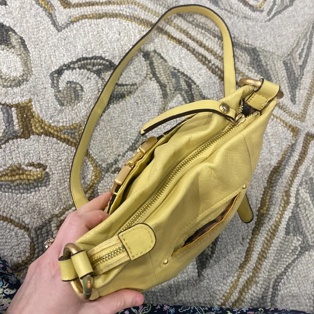 💕 B. Makowsky light yellow medium leather crossbody bag 💕